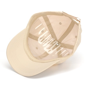 Vista interna del cappellino beige a sei pannelli per bambini con fori traspiranti