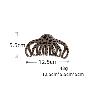 Dettaglio della grande pinza per capelli leopardata con misure di 12,5 cm di lunghezza