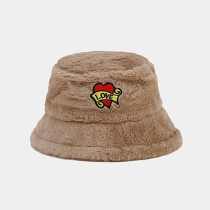 Bob en peluche marron pour femme avec écusson cœur rouge et broderie LOVE tendance