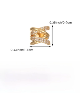 Detailansicht der goldenen X-Ohrklemme mit Zirkonia und Maßen von 1,1 x 0,9 cm