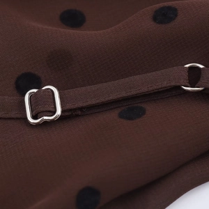 Robe longue à pois avec boucle métallique argentée sur la bretelle tissée marron