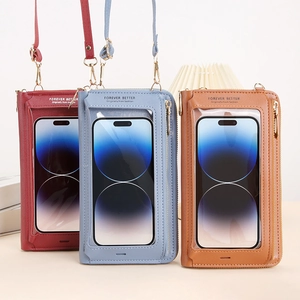 Borse a tracolla touch in pelle rossa, blu e cammello su uno sfondo beige raffinato