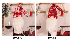 Detail von gestrickten Weihnachts-Gnom-Weinflaschenhüllen mit Rentier- und Schneeflockenmuster