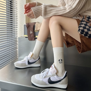 Calze a coste bianche in stile giapponese con ricamo cane e sneakers vintage