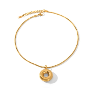Détail d'un collier en acier doré avec pendentif anneau lisse et fermoir mousqueton sûr