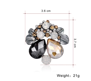 Detailed view of vintage crystal brooch with dimensions 3.6x3.7cm and weight 21g