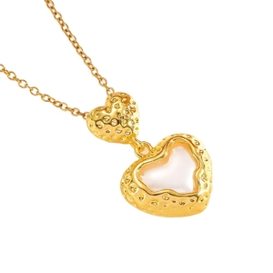 Collana doppia a cuore dorata con intarsio in madreperla e texture in metallo martellato