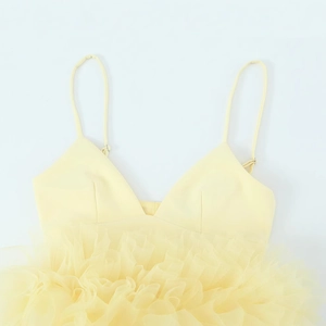 Abito giallo senza maniche con scollo a V in tulle con orlo pieghettato e spalline