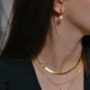 Eleganter 18k vergoldeter Edelstahlschmuck mit Schlangenkette und Perlenohrringen