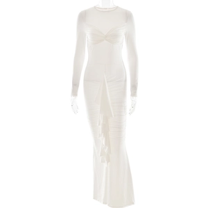 Détail d'une robe blanche à manches longues avec corsage froncé et volants latéraux