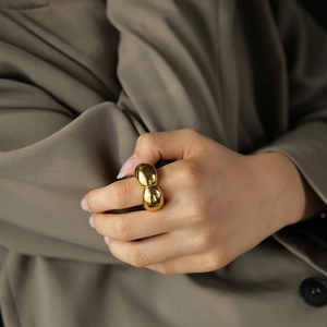 Ring aus 18K vergoldetem Edelstahl mit hohlem Blumenmuster an einem Finger