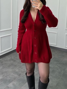 Robe longue en tricot rouge à col en V, fermeture à boutons et silhouette évasée en A