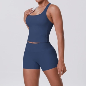 Détail de l'ensemble de yoga bleu marine sans couture avec haut dos nageur et short
