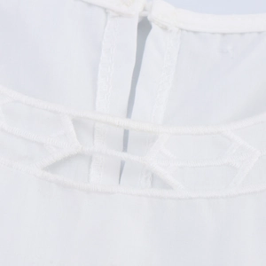 Ensemble blanc deux pièces de style français avec broderie ajourée et détails en coton