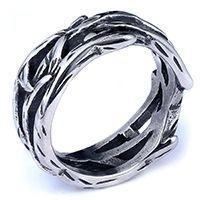 Makroaufnahme von Vintage Gothic Ring mit geprägter Reben-Textur und dunklem Finish