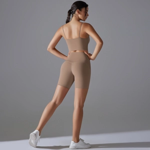Vista posteriore del set yoga marrone senza cuciture con reggiseno a spalline e pantaloncini