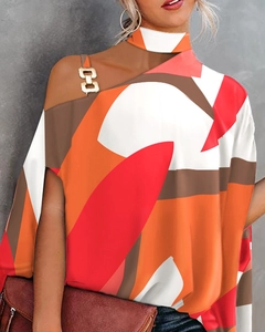 Detail von Sommer-Neckholder-Top mit Fledermausärmeln, Print und goldener Kette