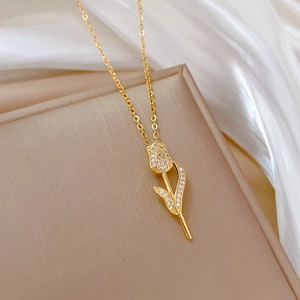 Collier élégant en acier titane doré avec pendentif tulipe scintillant orné de cristaux