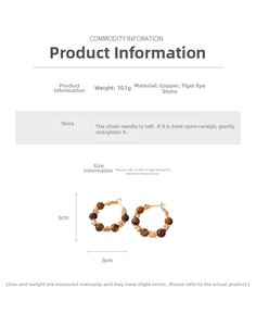 Détail de créoles dorées de 3cm avec perles en œil de tigre naturel et tiges en argent pur