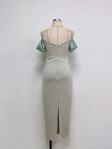 Détail de la fente arrière et fermeture éclair invisible sur robe slim chic