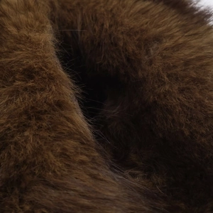 Gros plan sur la texture en fourrure synthétique marron et les fibres du col