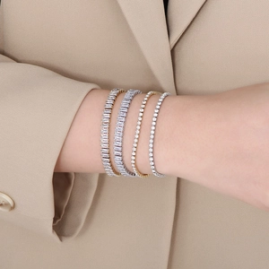Bracelets rivières élégants en or et argent avec zircons portés au poignet du mannequin
