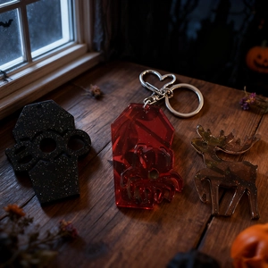 Porte-clés Halloween en résine avec cercueil Boo et renne sur plateau en bois sombre