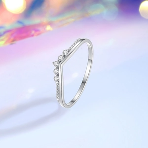 Elegant S925 sterling silver V-shaped ring with sparkling crystals on a bokeh background
