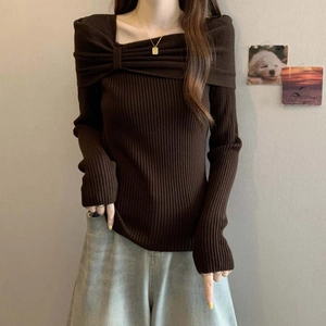 Slim fit dark brown ribbed sweater with elegant bow on off-shoulder neckline