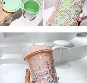 Detail van dubbelwandige plastic bekers met rietje, gekleurde kralen en sterren-glitters