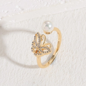 Luxuriöser 14K vergoldeter Schmetterlingsring mit weißer Perle und Zirkonia Akzenten