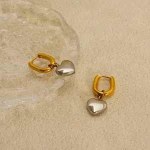 Boucles d'oreilles cœur bicolores minimalistes avec créole dorée et pendentif argent