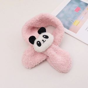 Dettaglio sciarpa in peluche rosa con decorazione a testa di panda 3D per bambini