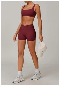 Vorderansicht des weinroten Yoga-Sets mit Sport-BH und V-förmigen Fitness-Shorts