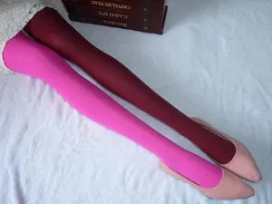 Détail de collants en velours bicolores rose et bordeaux sur un tissu blanc doux