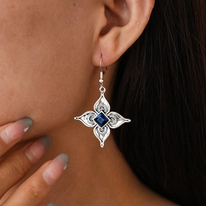 Dettaglio orecchini retrò in argento con cristallo blu e incisioni in stile vintage