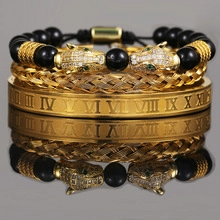 Dettaglio del set di 3 braccialetti punk hip hop con testa di leopardo e numeri romani