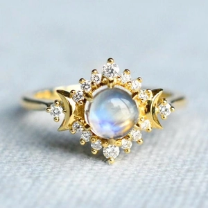 Détail macro de bague vintage en pierre de lune avec motifs soleil et lune