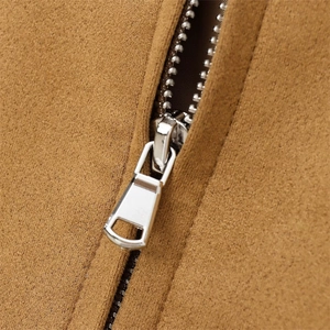 Vue détaillée du tissu en daim marron et de la fermeture éclair en métal sur la veste