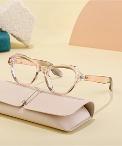 Primo piano di occhiali da sole rosa cat-eye su una custodia minimalista in pelle