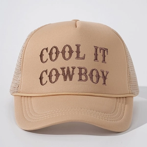 Casquette trucker beige avec broderie COOL IT COWBOY et panneaux en maille filet