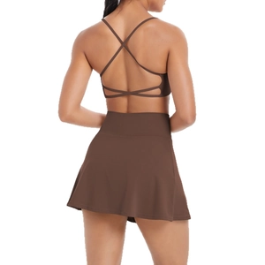 Ensemble de sport marron avec brassière à dos croisé et jupe de sport à taille haute