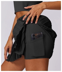 Détail de la jupe-short de tennis plissée noire avec poche latérale pour téléphone