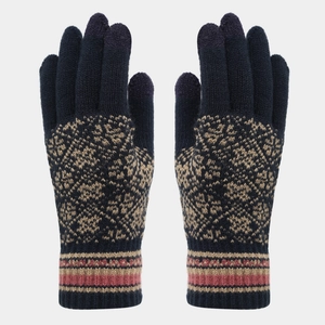 Détail de gants en tricot avec motifs géométriques bleu marine et rayures colorées