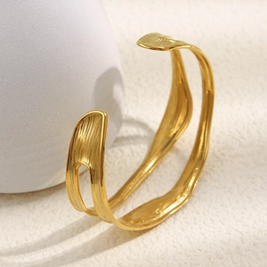 Elegant 18K gold-plated stainless steel bracelet with textured wavy design for women