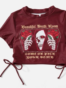 Détail d'un t-shirt gothique bordeaux avec imprimé crâne et cordon de serrage