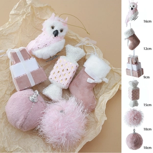 Set di ornamenti natalizi rosa e bianchi con gufi, calze e palline di velluto morbido
