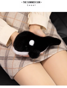 Détail d'un orque en peluche doux noir et blanc avec texture premium pour les enfants