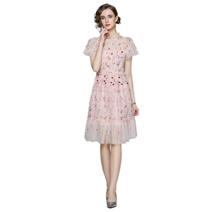 Robe élégante en maille rose brodée avec dentelle florale, manches courtes et ourlet étagé