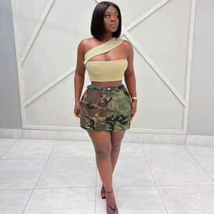 Set moda donna con minigonna mimetica e crop top in maglia monospalla